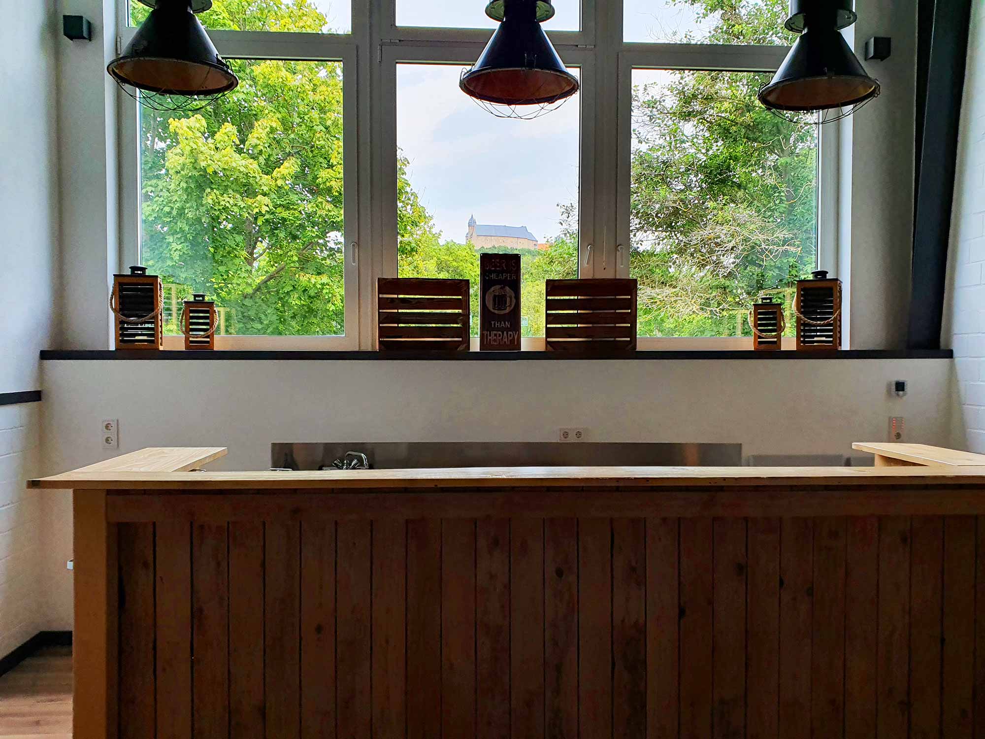 Die Theke mit Blick auf das Schloss